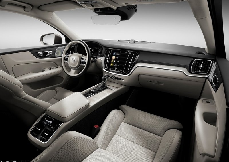 Volvo S60 kabininde direksiyon ve dikey orta ekran