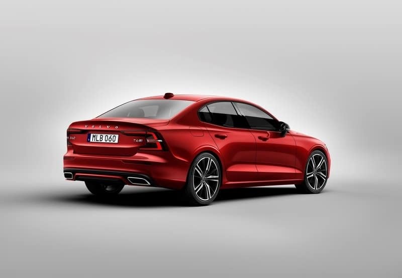 Kırmızı Volvo S60 arka üç çeyrek stüdyo görünümü