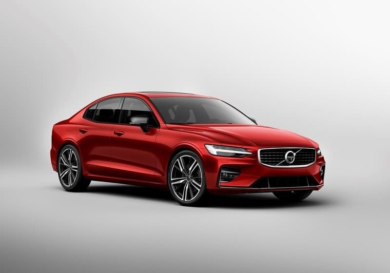 Kırmızı Volvo S60 ön üç çeyrek stüdyo görünümü