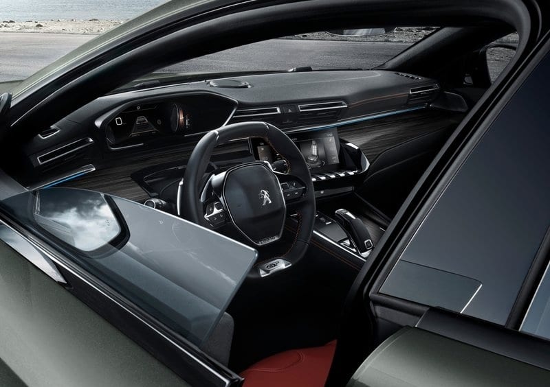 Peugeot 508 sürücü kokpiti ve çerçevesiz yan cam detayı