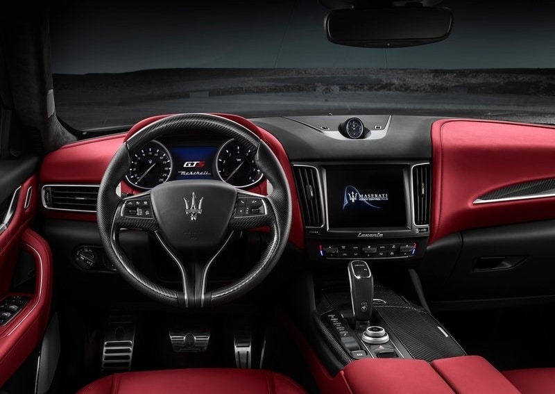 Maserati Levante yan ve arka görünümü