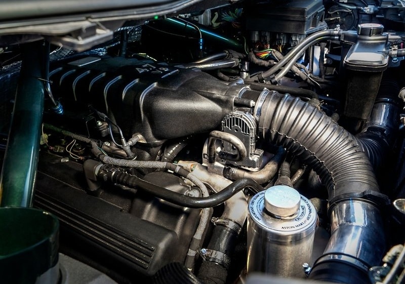 V8 Cygnet 4,7 litrelik doğal emişli V8 motor bölmesi