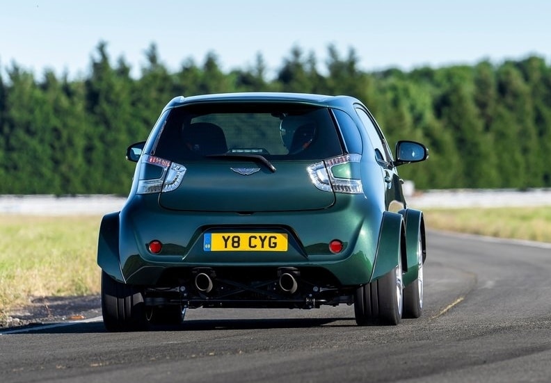 Aston Martin V8 Cygnet arka görünümü ve çift egzoz çıkışları