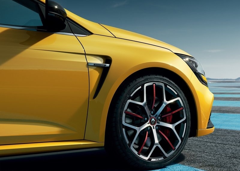 2019 Renault Megane RS Trophy ön tekerlek ve Renault Sport çamurluk detayı