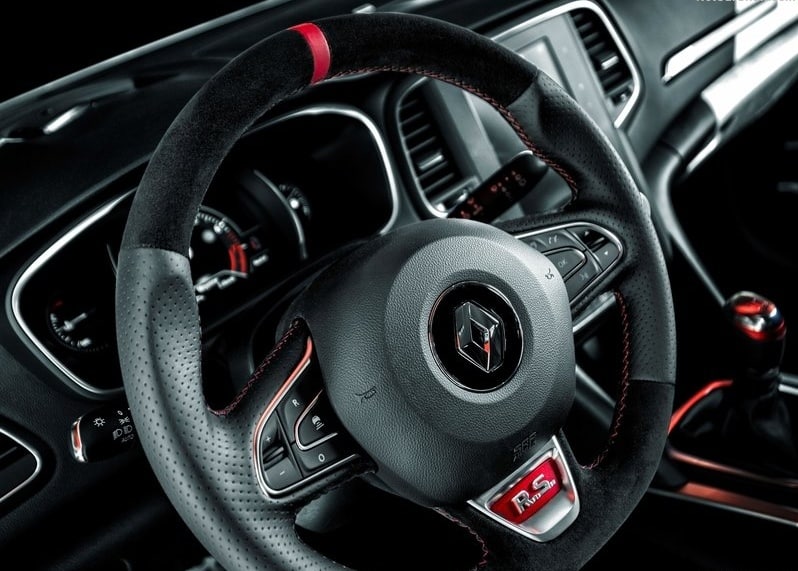 Renault Megane RS Trophy direksiyon simidi ve gösterge detayı