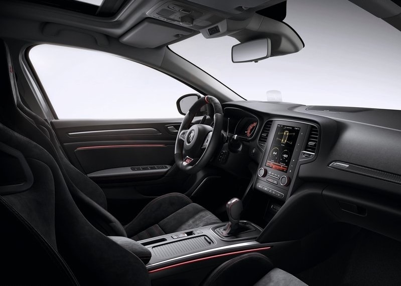 Renault Megane RS Trophy kokpit ve orta konsol görünümü