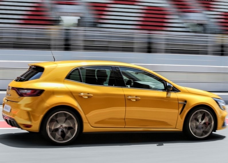 Renault Megane RS Trophy pistte yan profil görünümü