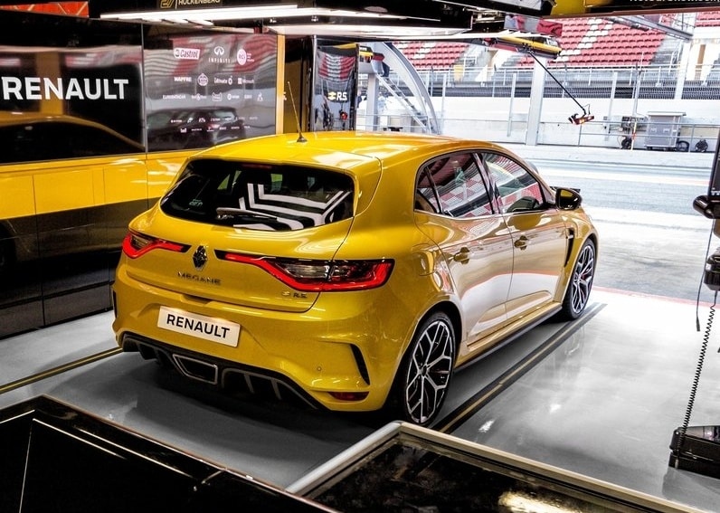 Renault Megane RS Trophy garajda arka üç çeyrek görünümü