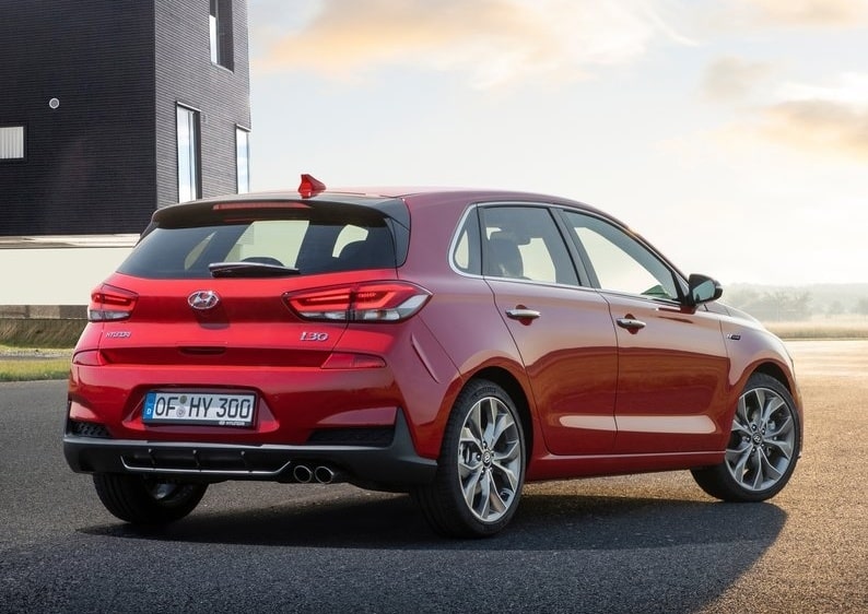i30 N Line arka üç çeyrek görünüm ve çift egzoz çıkışı