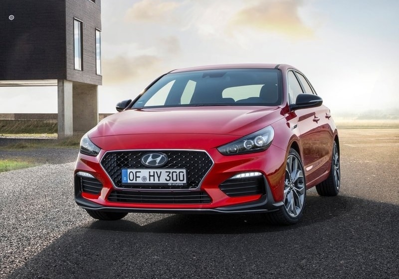 Hyundai i30 N Line kırmızı gövde ön üç çeyrek görünüm