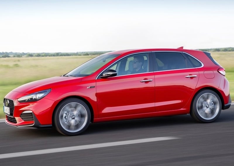 i30 N Line kırmızı hatchback hareket halinde yan görünüm