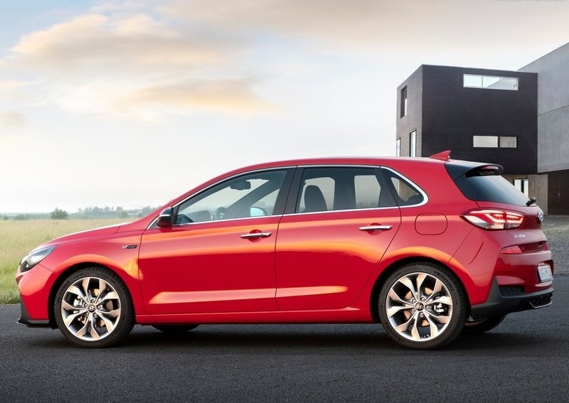 i30 N Line kırmızı hatchback sabit yan profil