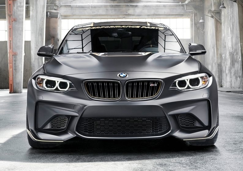 BMW M2 M Performance ön görünüm ve altın detaylar