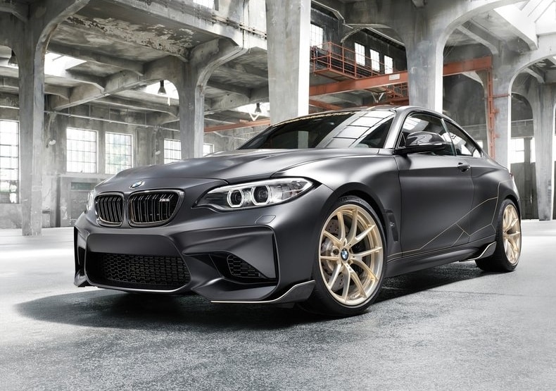 BMW M2 konsept ön üç çeyrek görünüm ve Frozen Gold jantlar