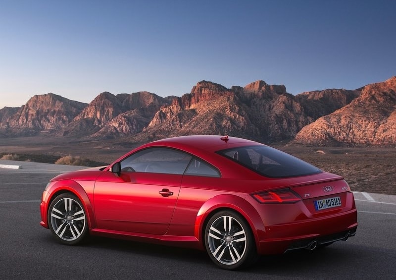 Audi TT Coupe kırmızı gövde arka üç çeyrek görünüm