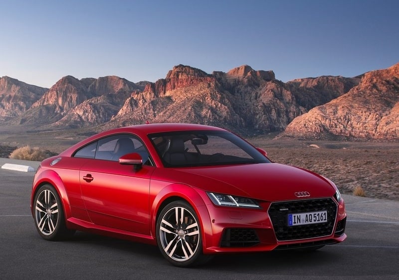 Audi TT Coupe kırmızı gövde ön ve yan görünüm