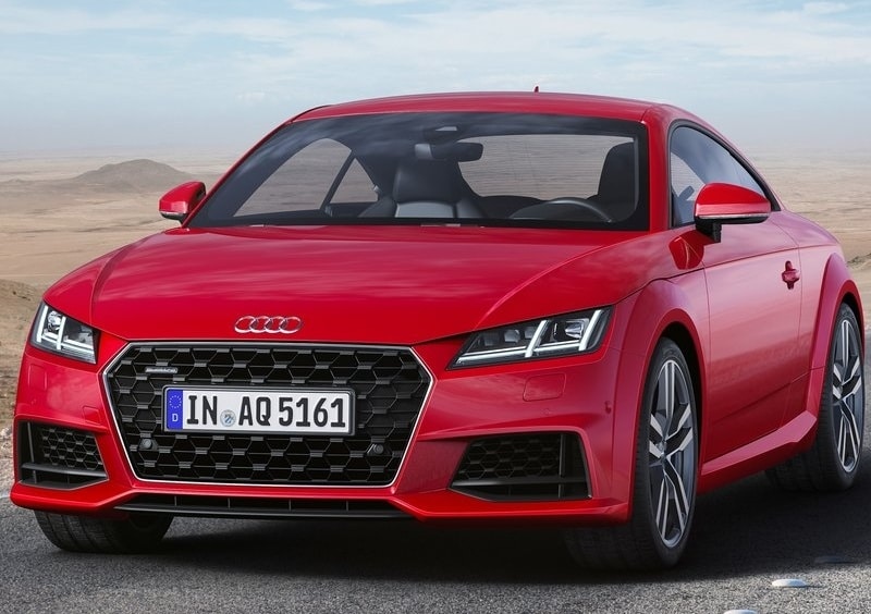 2019 Audi TT Coupe kırmızı gövde ön üç çeyrek görünüm