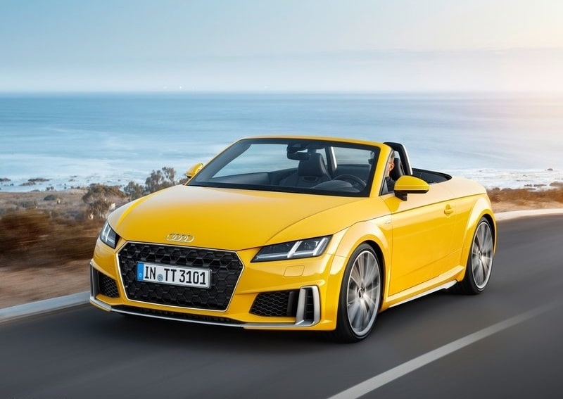 Audi TT Roadster sarı gövde ön üç çeyrek açık tavan görünümü