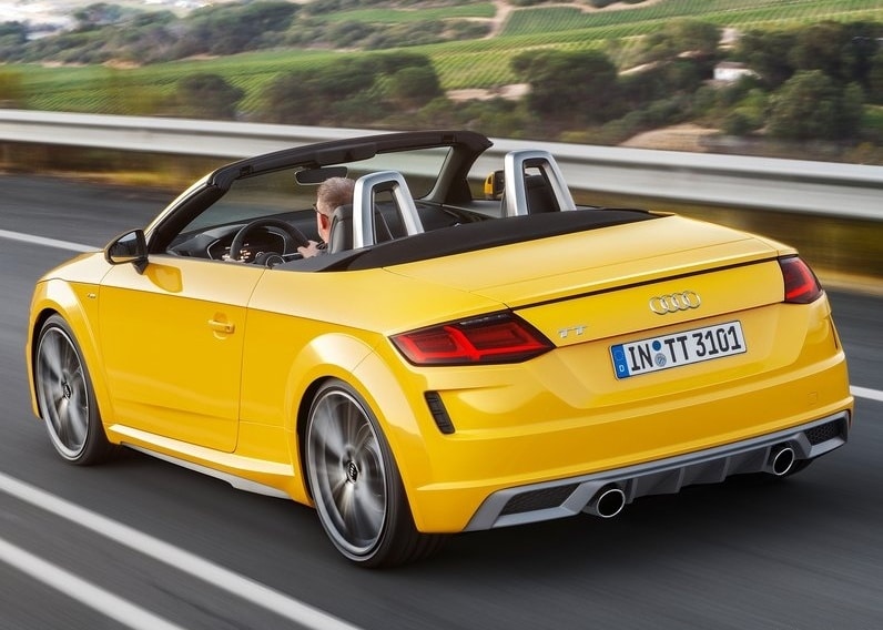 Audi TT Roadster açık tavan arka üç çeyrek sürüş görünümü