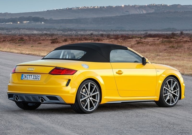 2019 Audi TT Roadster sarı gövde ve siyah kumaş tavan arka görünüm