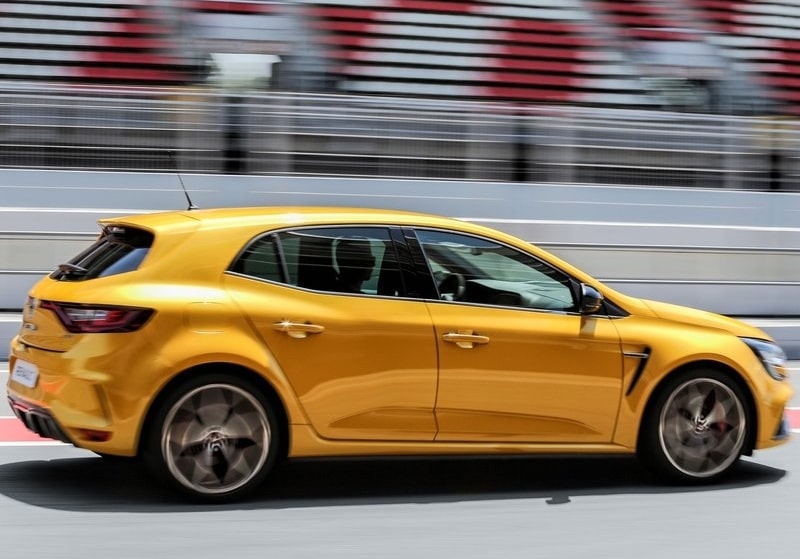 Renault Megane R.S. pist üzerinde yan profil