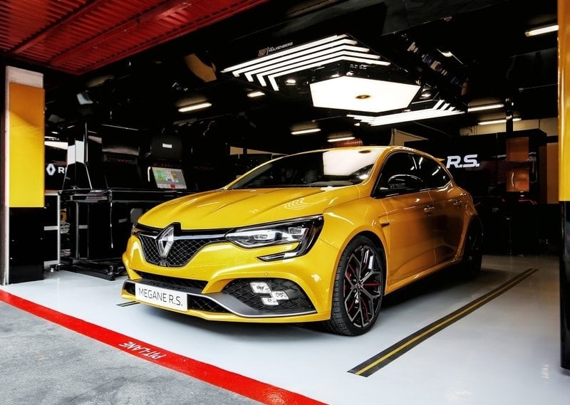 Sarı Renault Megane R.S. önden üç çeyrek görünümü