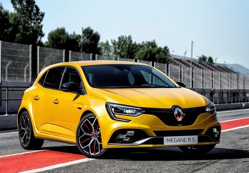 Sarı Renault Megane R.S. pistte önden üç çeyrek görünümü