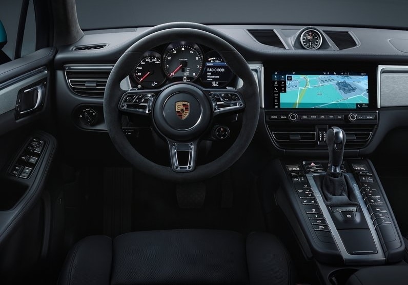 Porsche Macan direksiyon ve PCM ekranı