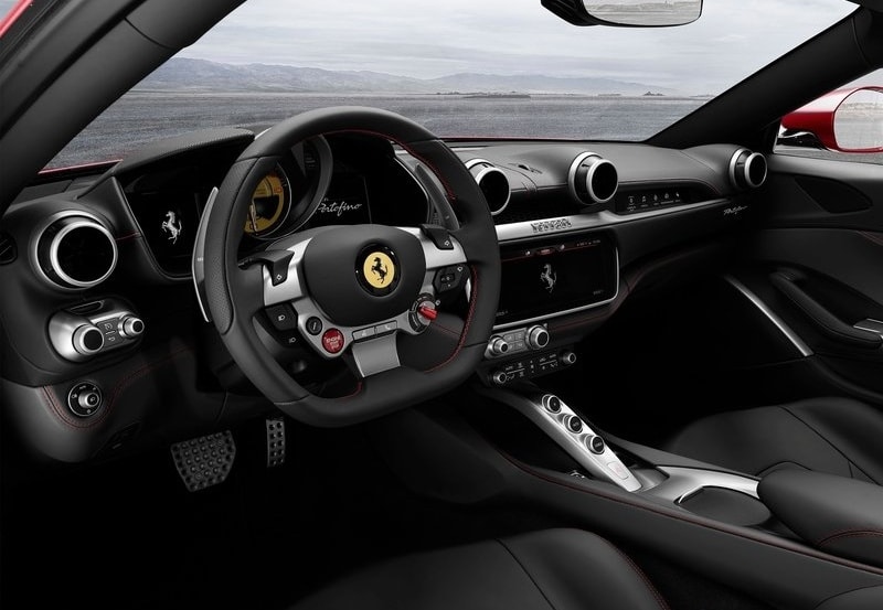 Ferrari Portofino kokpiti direksiyon ve merkezi ekran