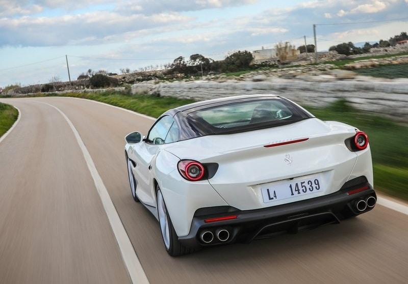 Ferrari Portofino arka üç çeyrek sürüş görünümü