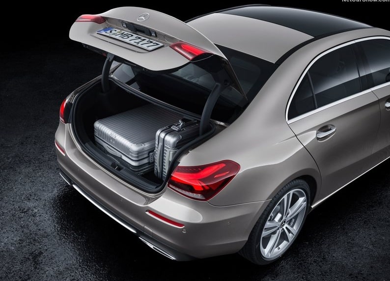 A-Class Sedan açık bagaj kapağı ve yükleme alanı