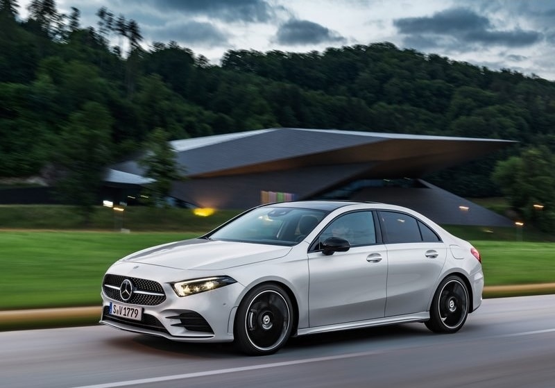 A-Class Sedan sportif ön üç çeyrek sürüş görünümü