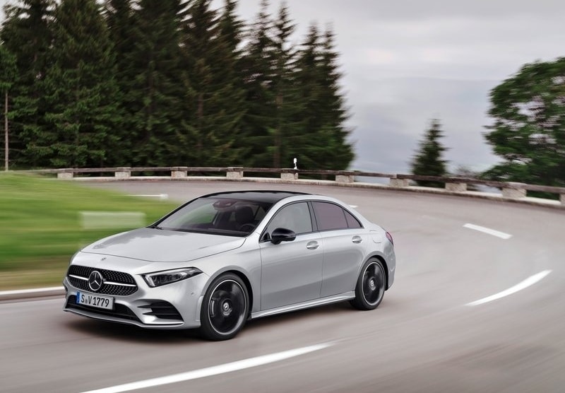 Mercedes-Benz A-Class Sedan ön üç çeyrek sürüş görünümü
