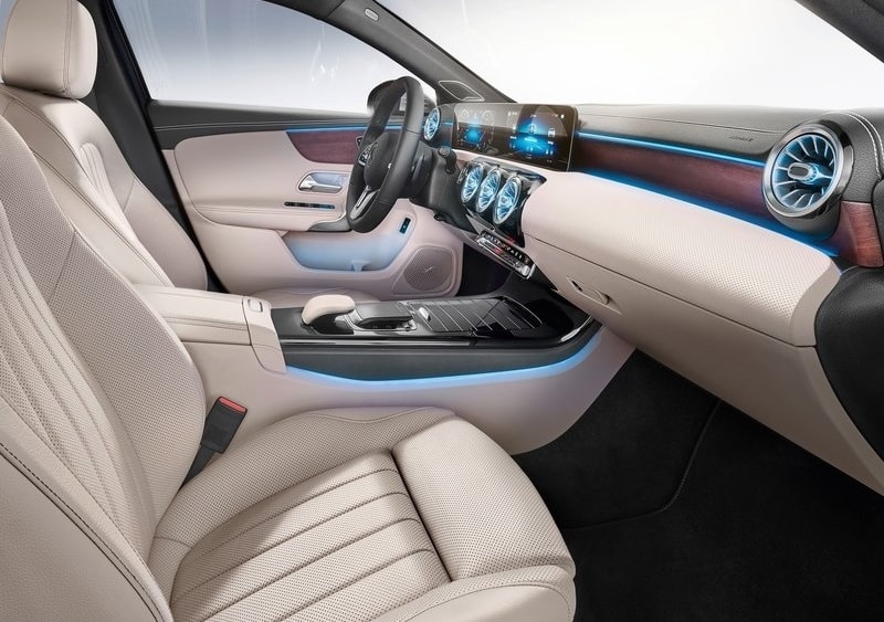 A-Class Sedan açık renk döşemeli ön kabin görünümü