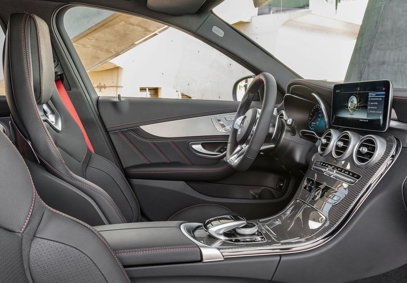 Mercedes-AMG C 43 4MATIC sedan kokpit ve ön koltuk görünümü