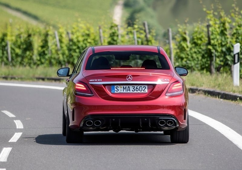 Mercedes-AMG C 43 4MATIC sedan arka görünüm C 43 ve AMG rozetleri