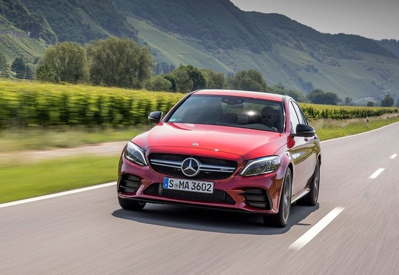 Mercedes-AMG C 43 4MATIC sedan önden hareket halinde
