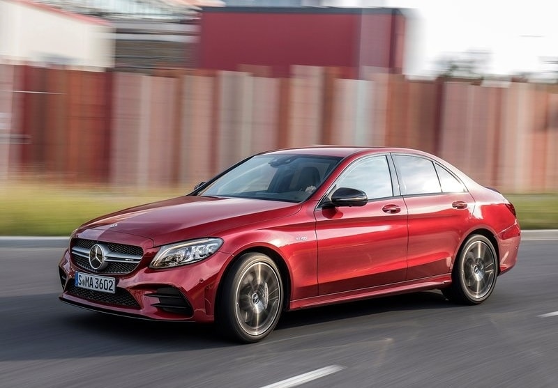 Mercedes-AMG C 43 4MATIC sedan hareket halinde ön yan görünüm