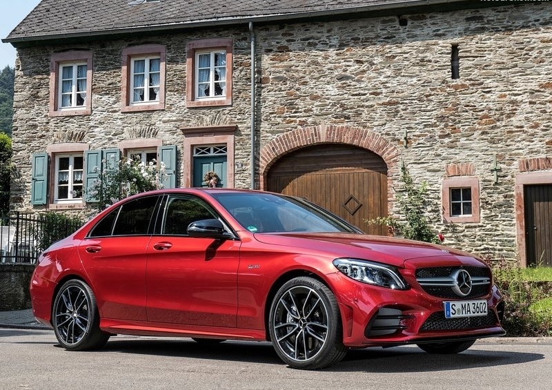 Kırmızı Mercedes-AMG C 43 4MATIC sedan ön üç çeyrek görünüm