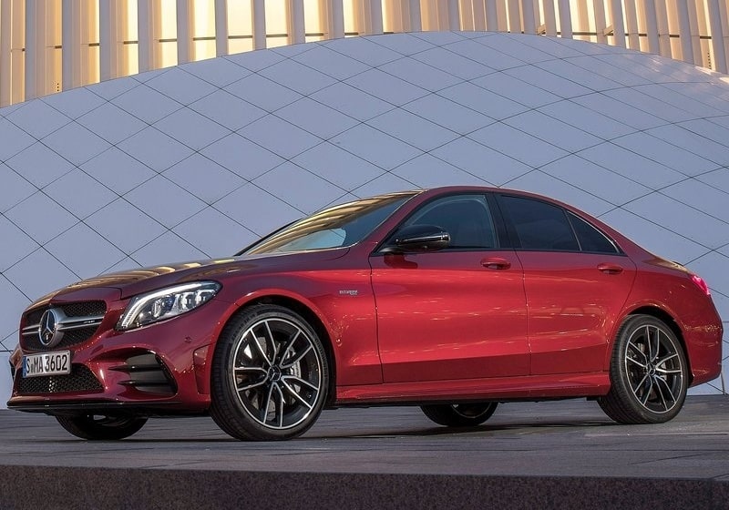 Mercedes-AMG C 43 4MATIC sedan alçak açıdan yan ve ön görünüm