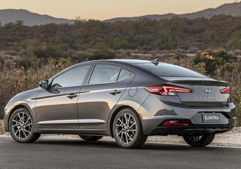 Hyundai Elantra makyajlı dış tasarım arşiv görseli
