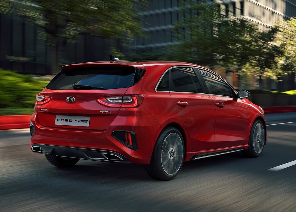Kia Ceed GT Line kırmızı hatchback arkadan hareket halinde