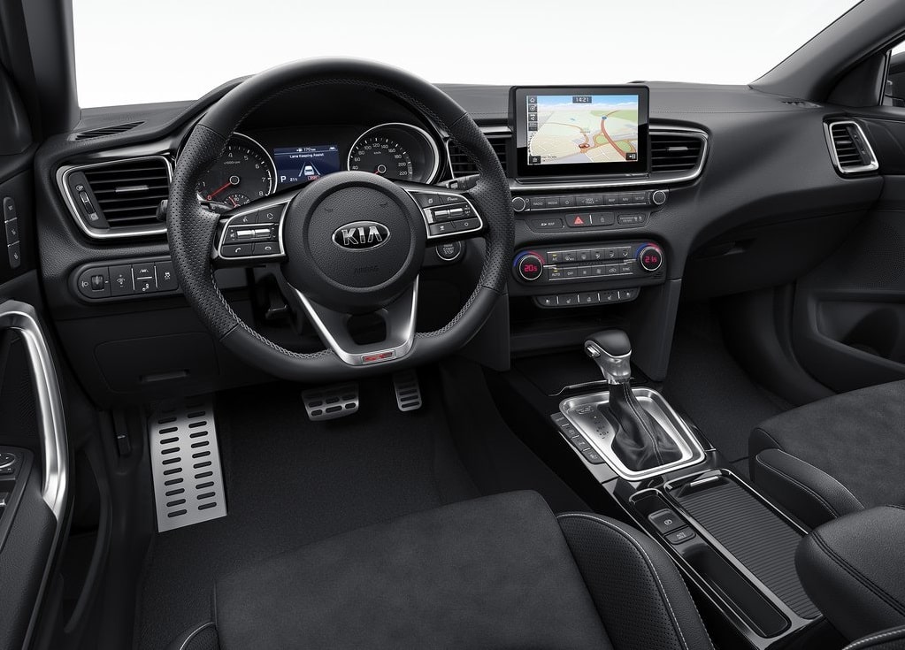 Kia Ceed GT Line kabini direksiyon orta ekran ve otomatik şanzıman