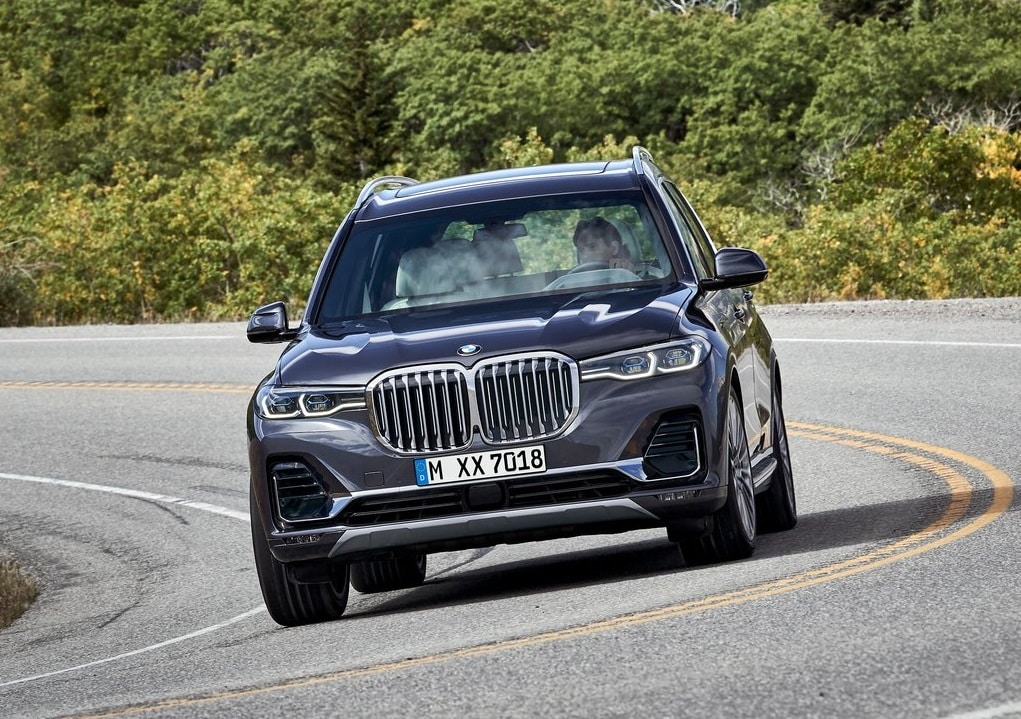 BMW X7 ön cepheden yol üzerinde sürüş görünümü
