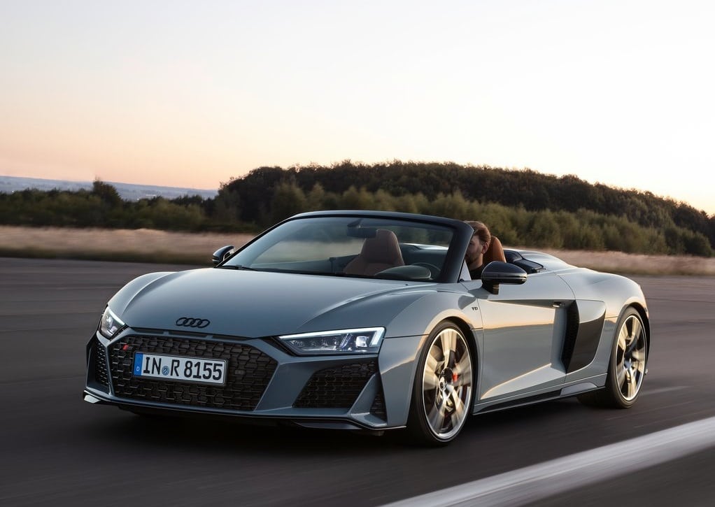 Gri R8 Spyder hareket halinde önden üç çeyrek görünüm