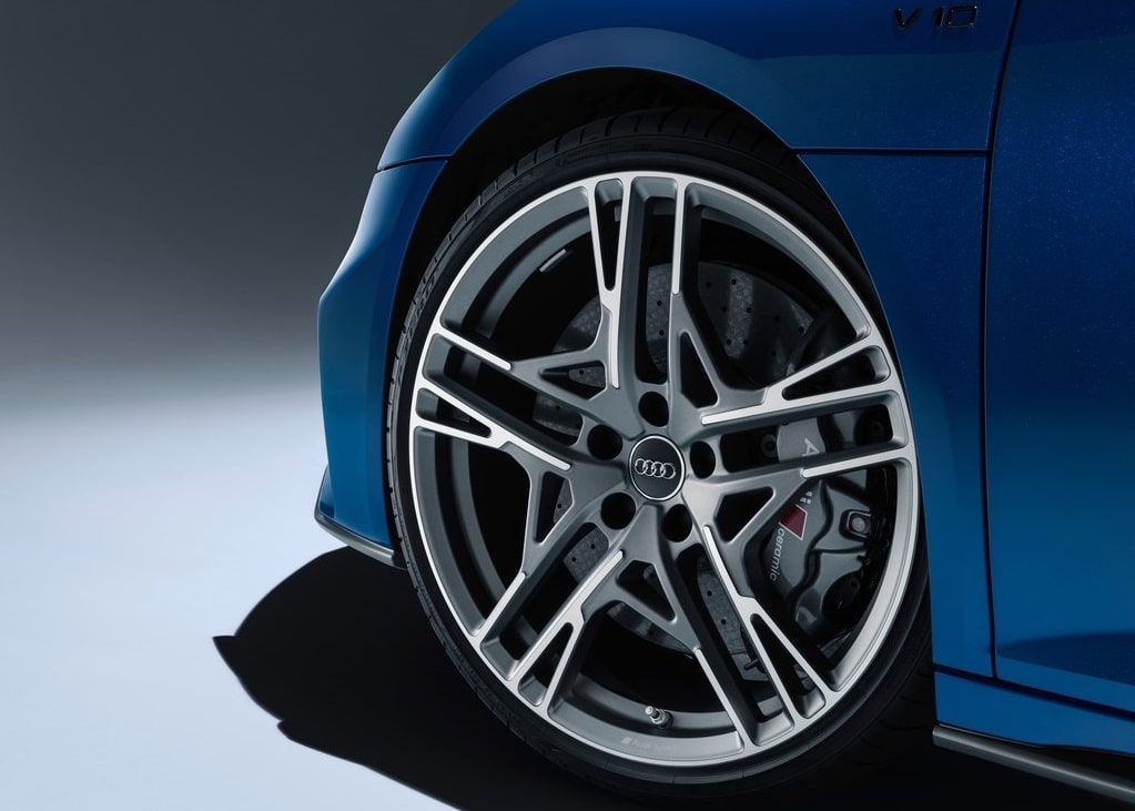 Audi R8 V10 jant fren ve V10 rozeti detayı
