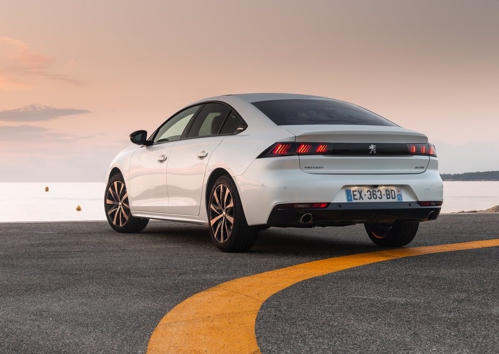Beyaz Peugeot 508 arka üç çeyrek görünümü ve LED stopları