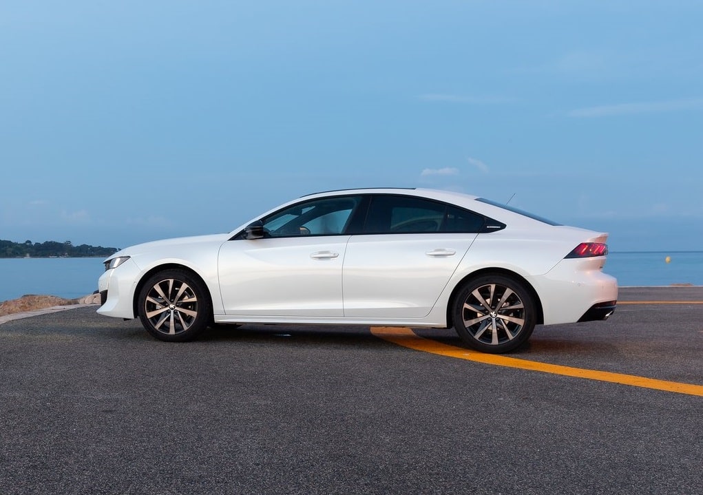 2023 Peugeot 508 Temmuz Fiyatları beyaz 508 yan profil görünümü