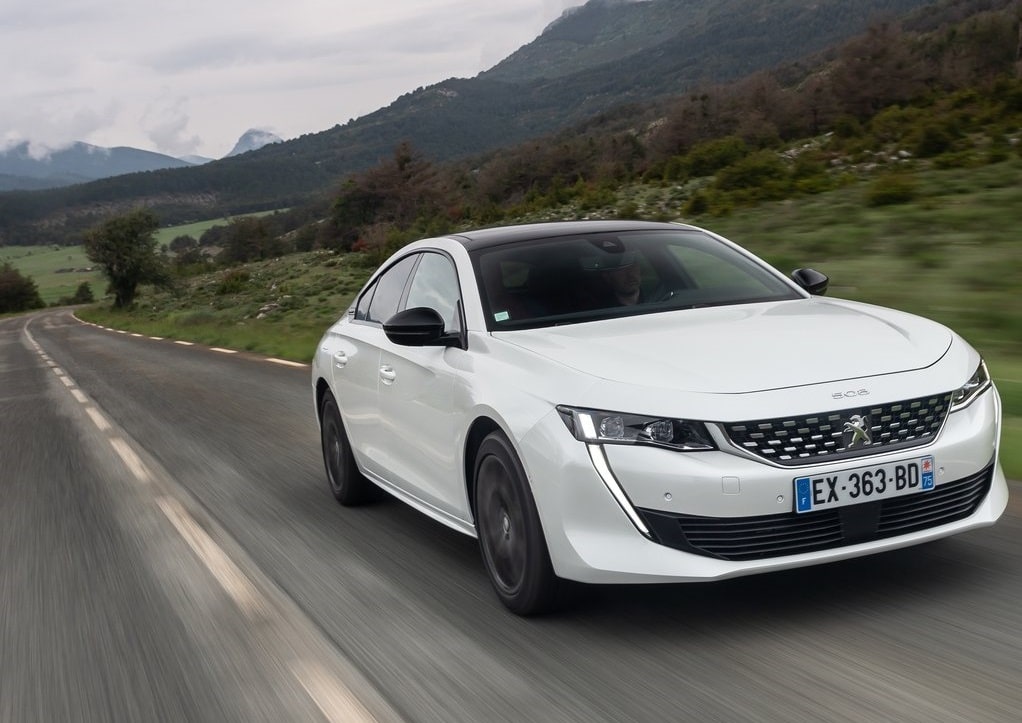 Yolda ilerleyen beyaz Peugeot 508 ön görünümü