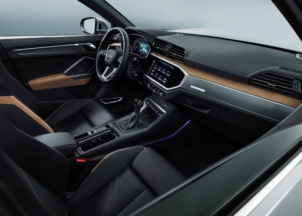Audi Q3 ön kabin ve multimedya ekranı görünümü